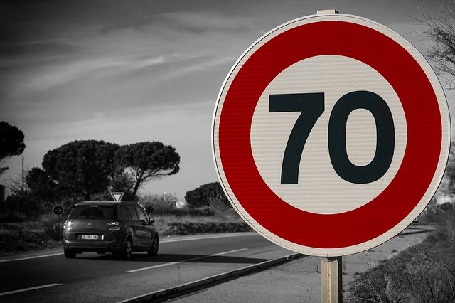 Placa de velocidade na estrada