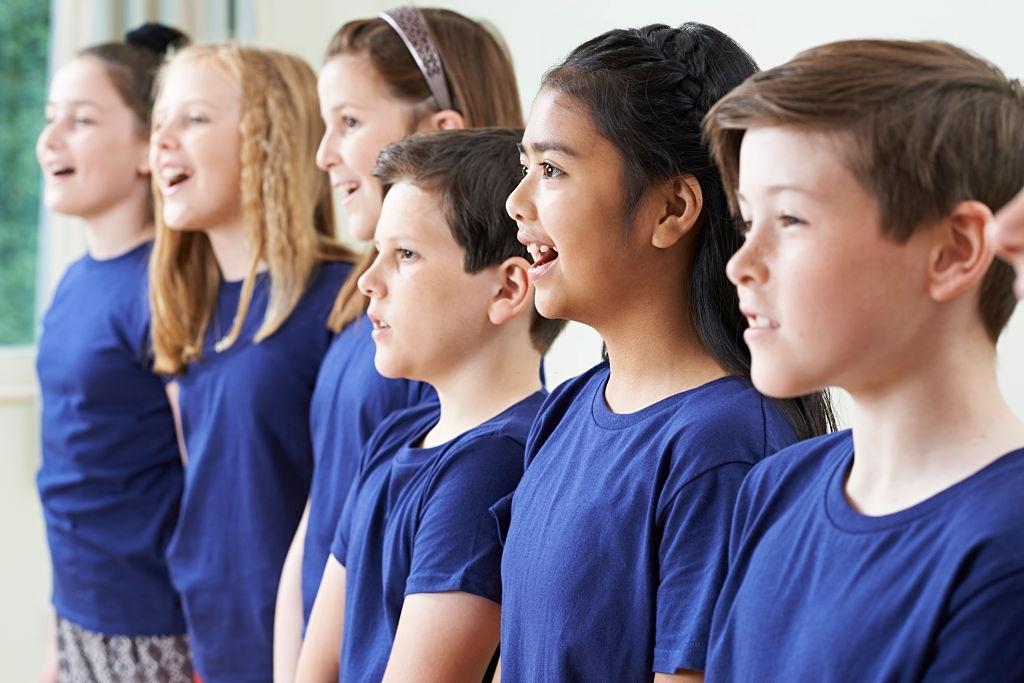 Grupo de crianças da escola em coro cantar junto.