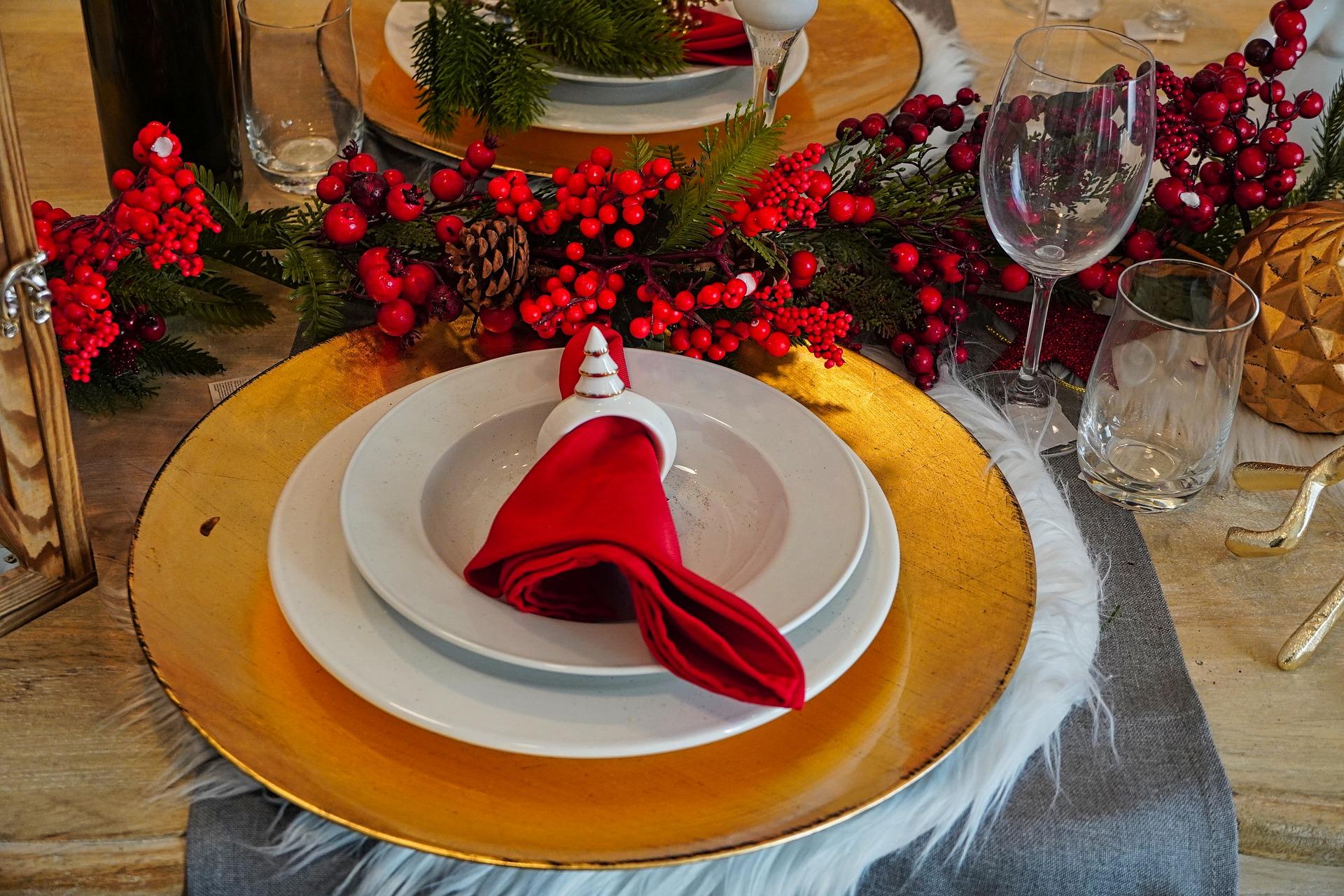 Mesa de Natal com guardanapo vermelho e decorações natalinas