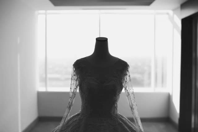 Manequim de costura com vestido de noiva