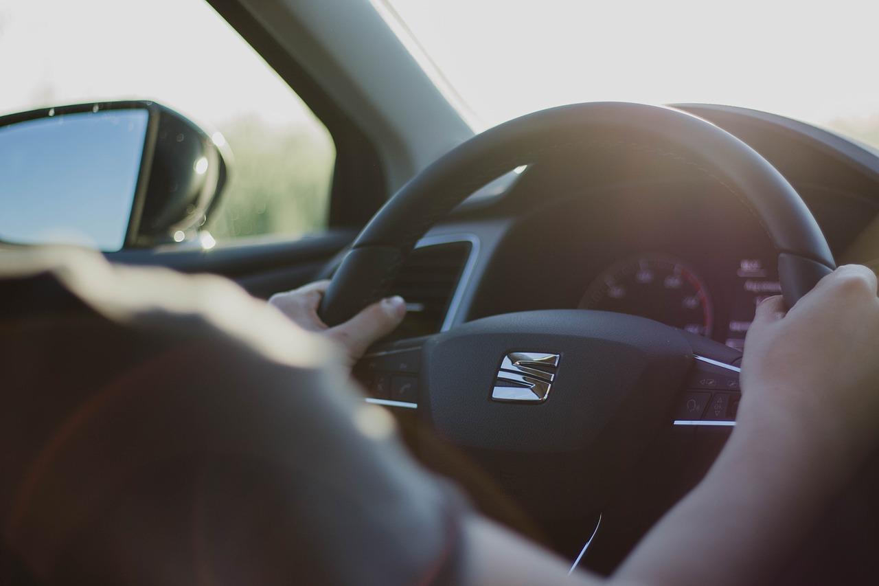 Homem com as mãos no volante