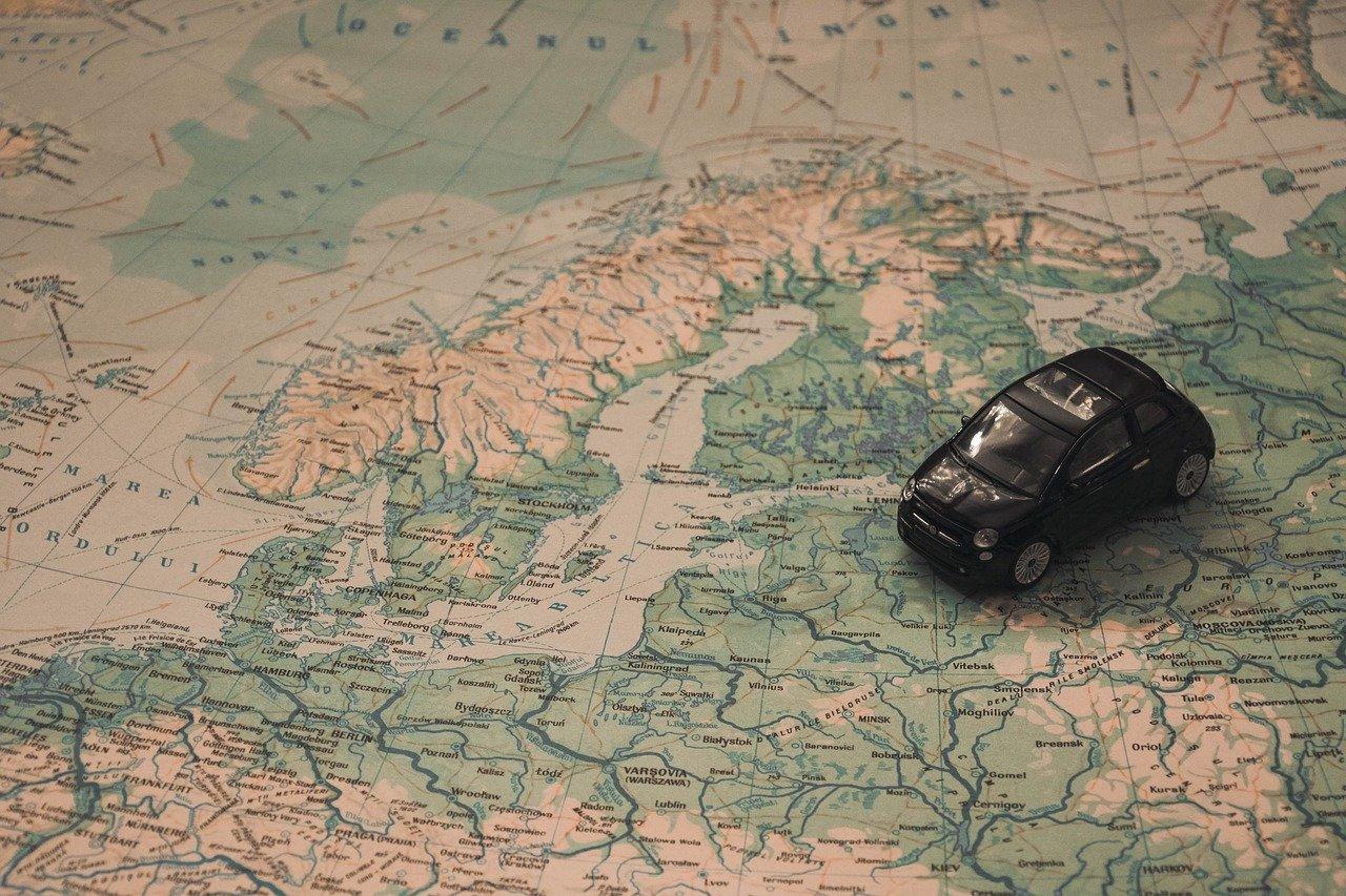 Pequeno carro em cima de um mapa