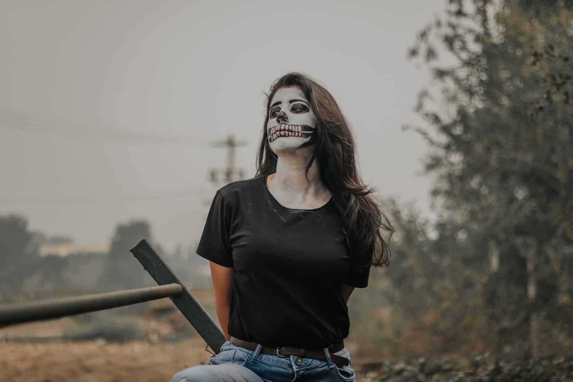 Menina maquiada para o halloween.