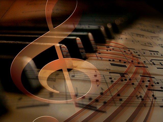 Piano e notas musicais