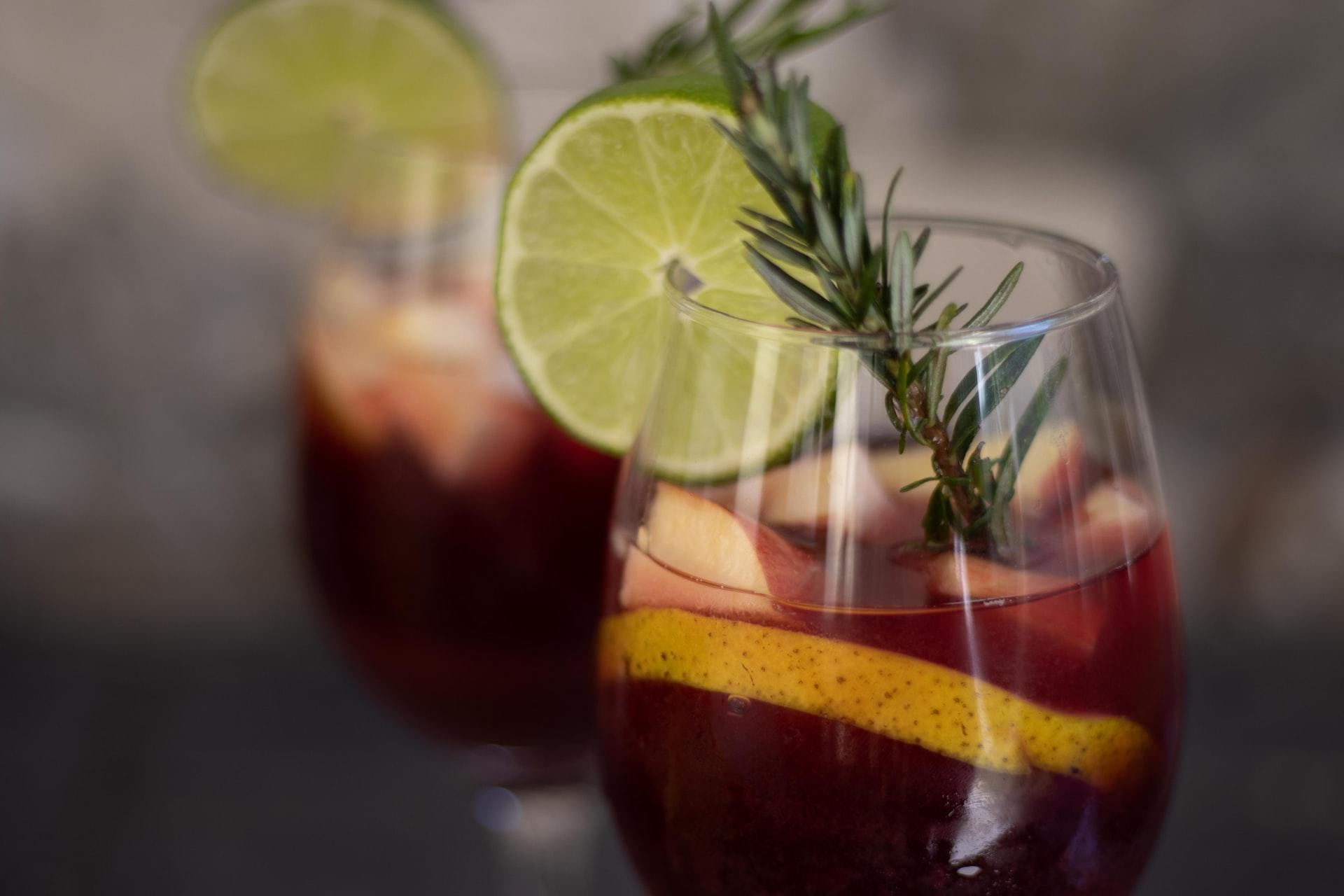 Sangria na taça.