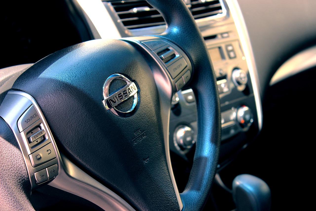 Um volante de um carro nissan