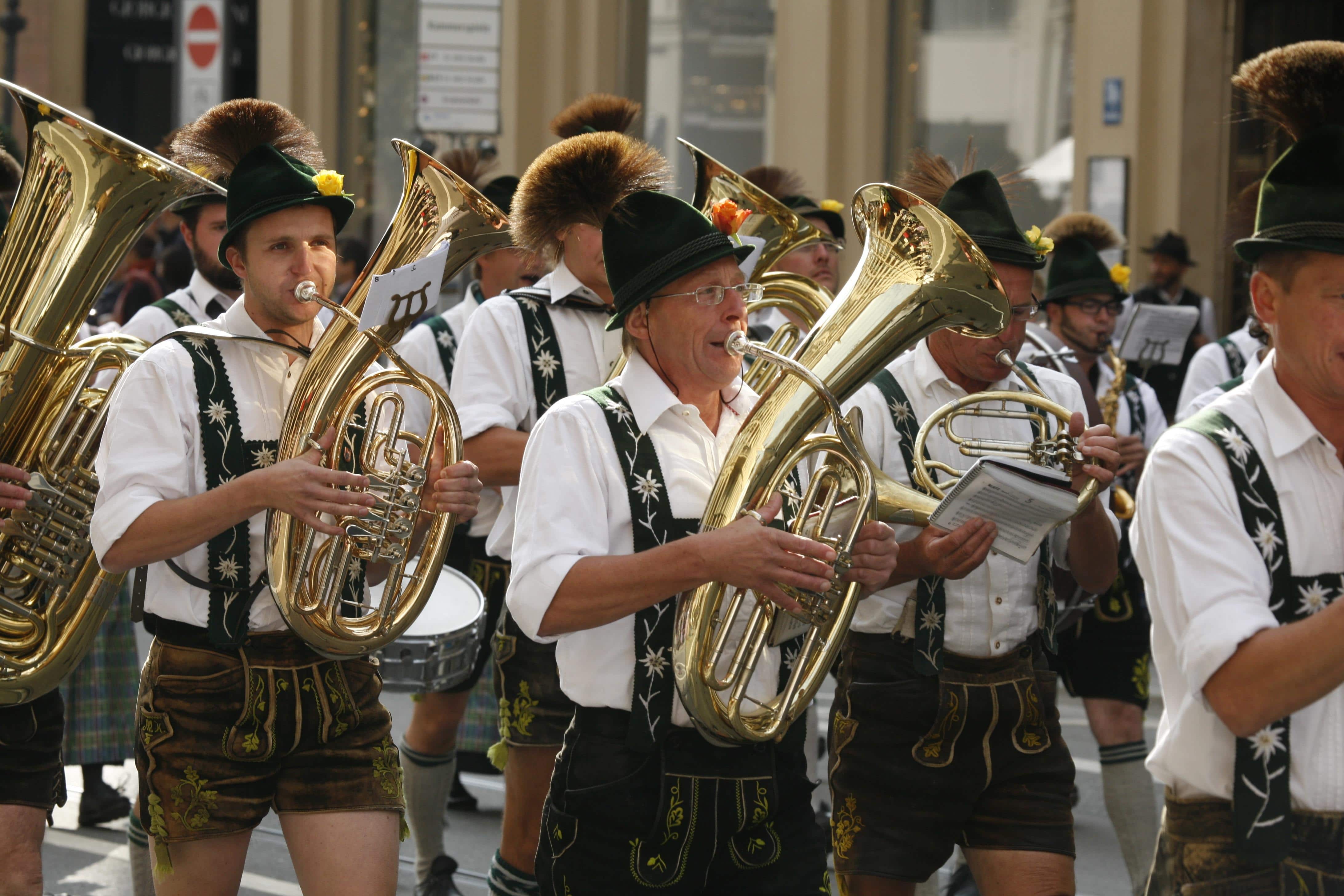 Alemães festejando com trompetes