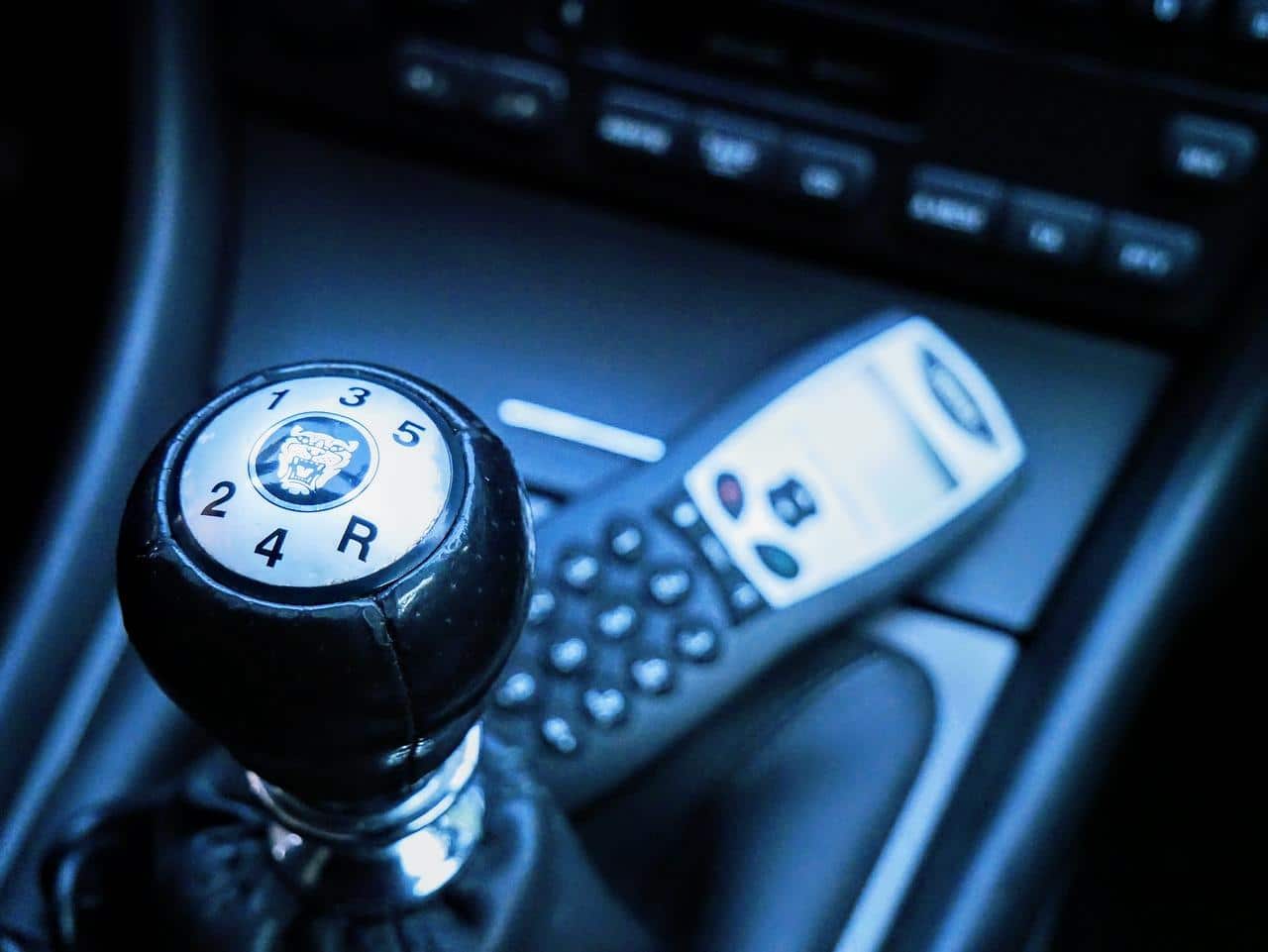 Câmbio de um carro com equipamentos