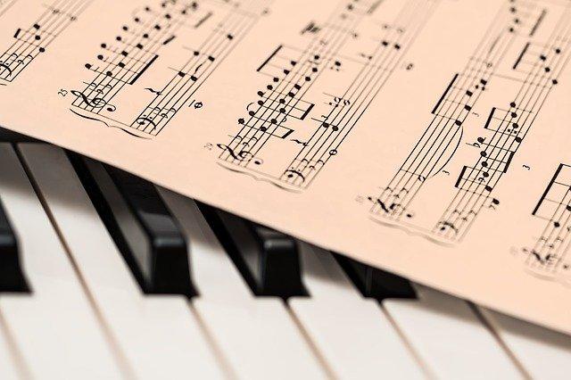 Piano e notas musicais