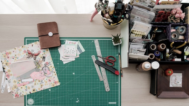 Materiais para costurar em cima da mesa