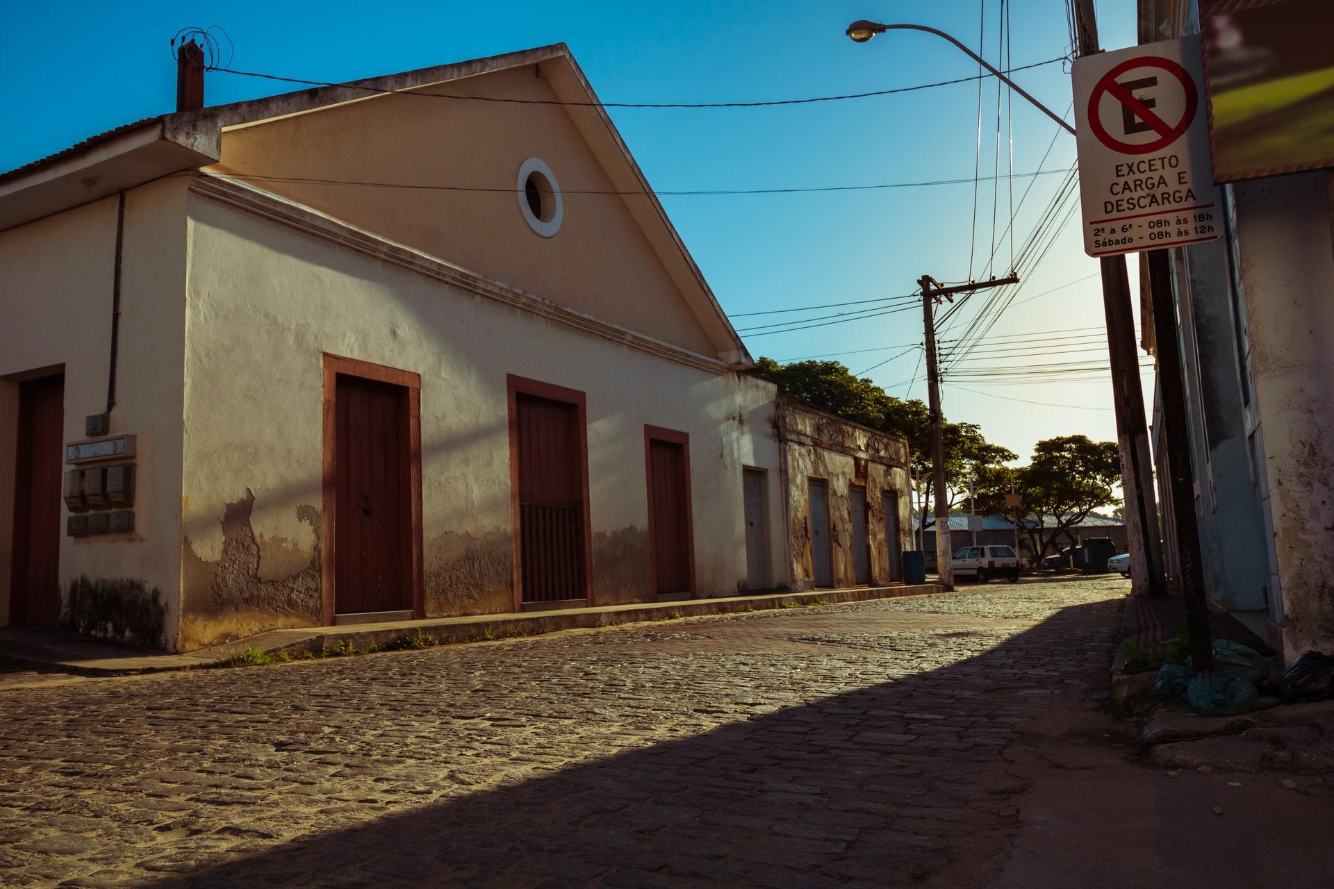 Via pública com placa de estacionamento proibido