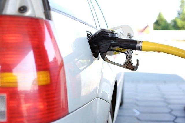 Carro em abastecimento