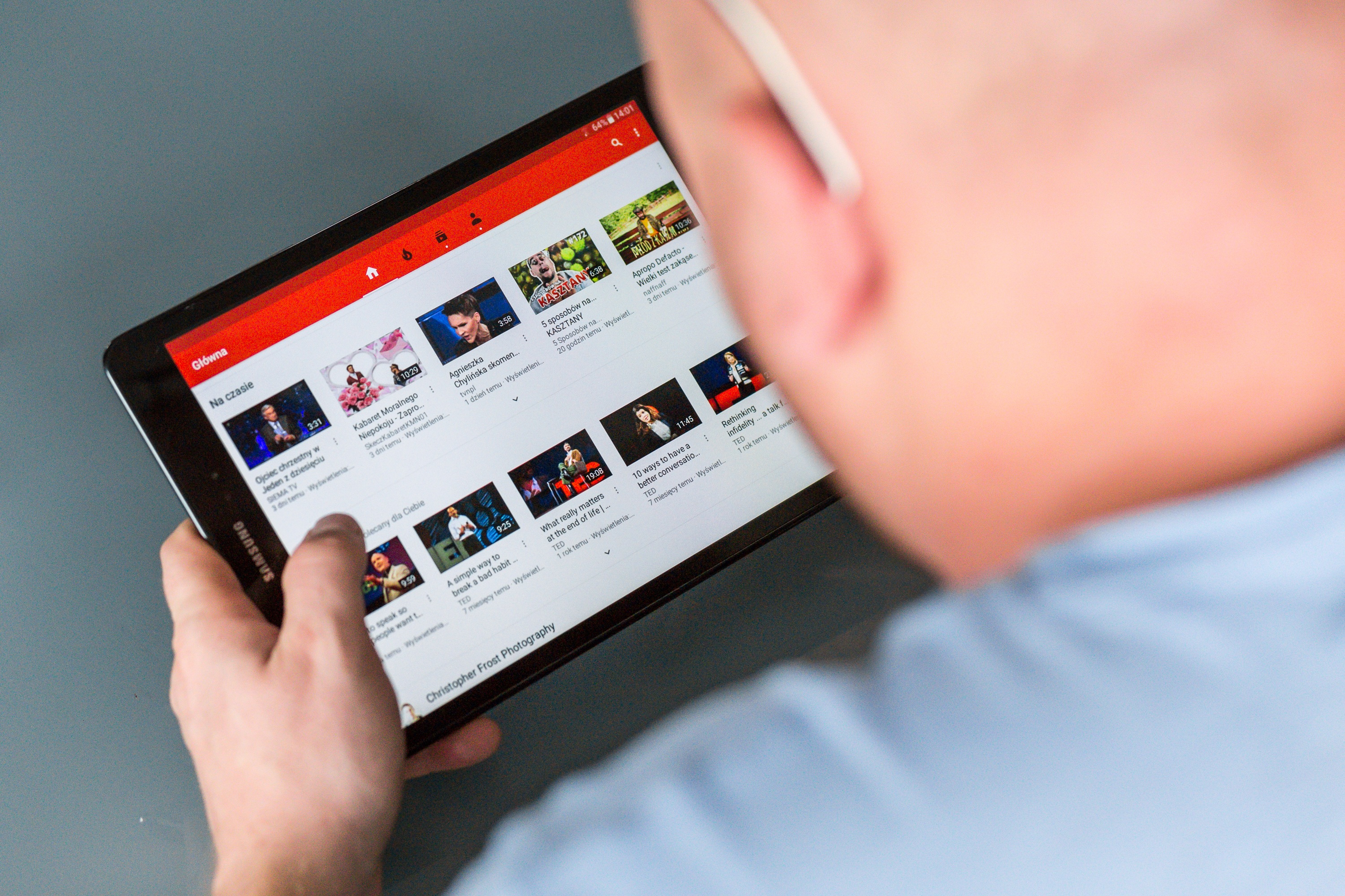 Homem assistindo a vídeo no Youtube. 