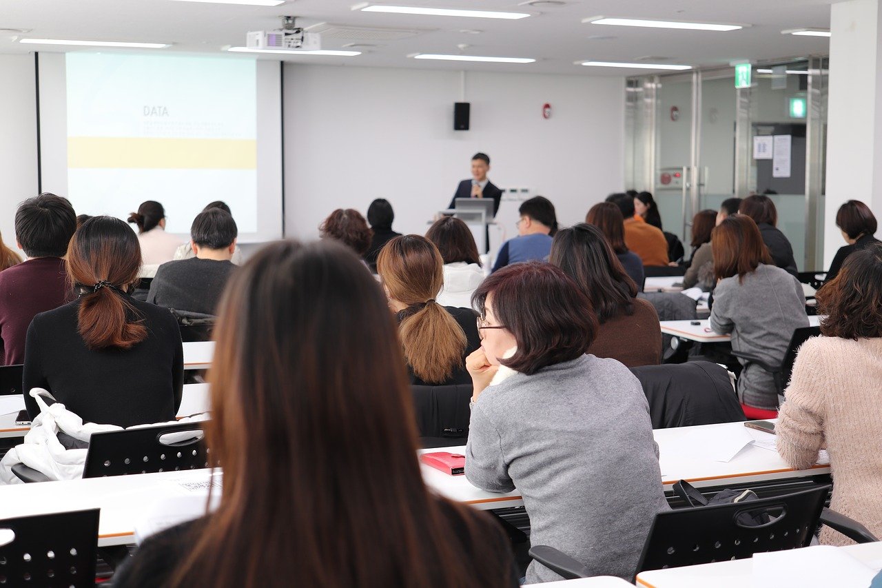 Uma sala de aula cheia de estudantes