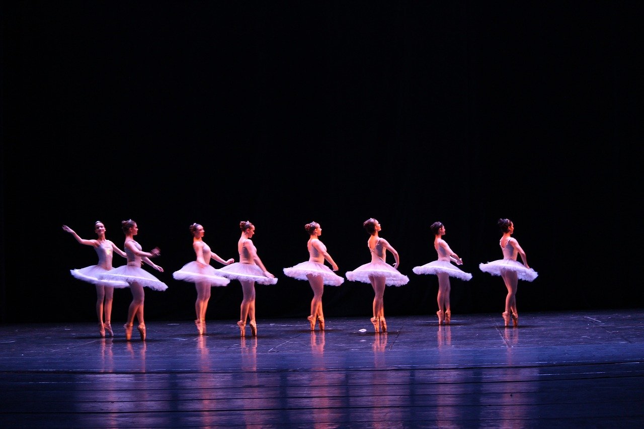 Bailarinas fazendo coreografia de balé clássico.