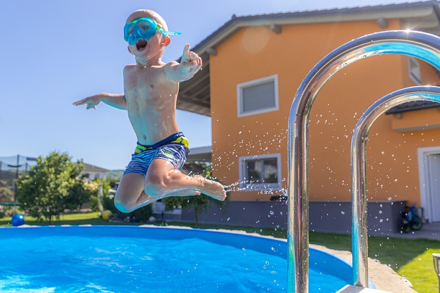 Menino pulando na piscina