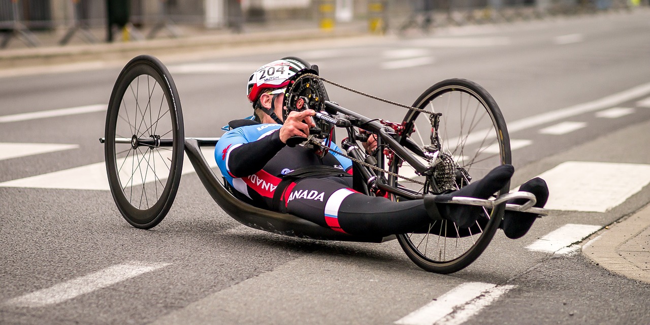Um cadeirante em uma bicicleta para deficientes