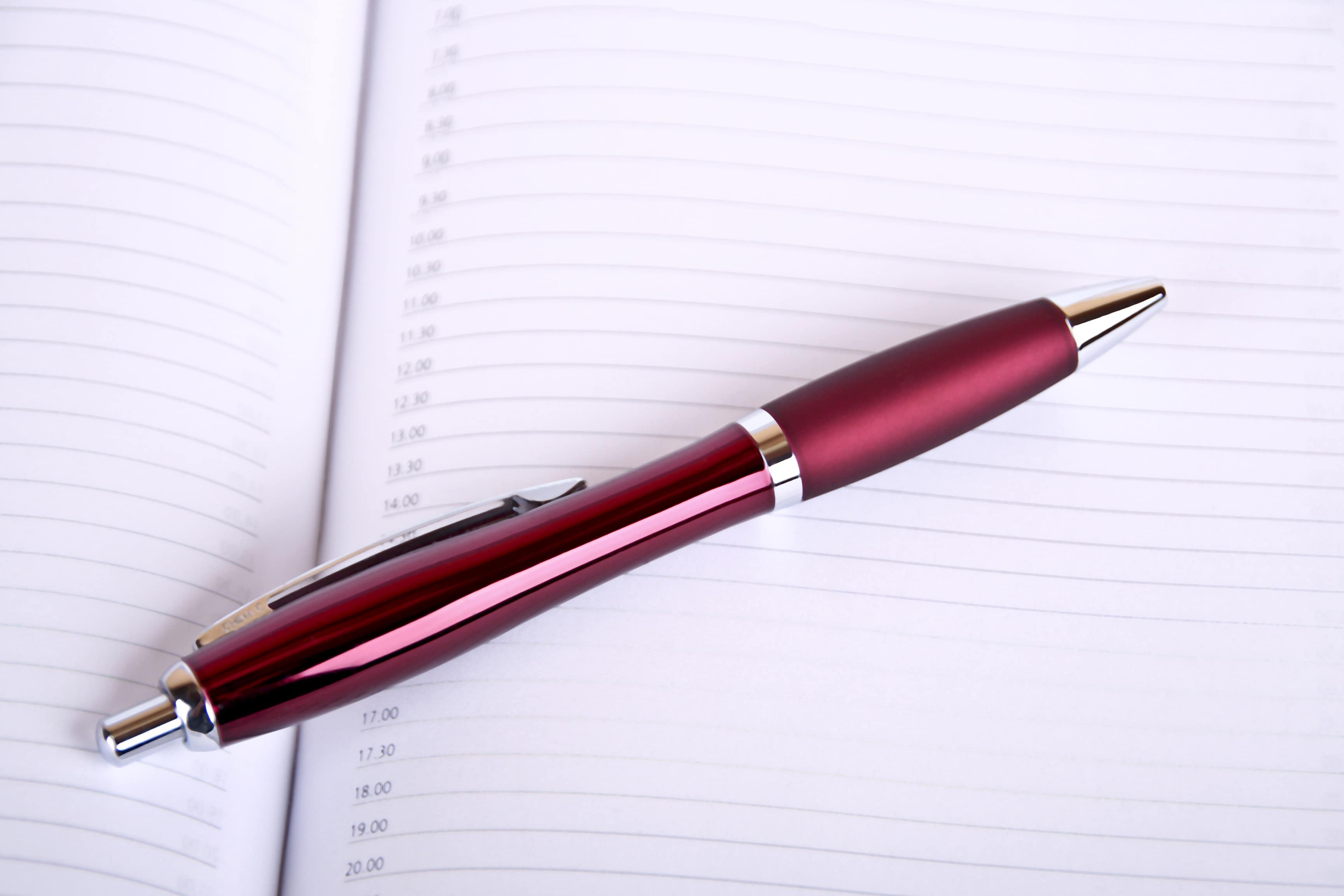 Caneta e caderno.