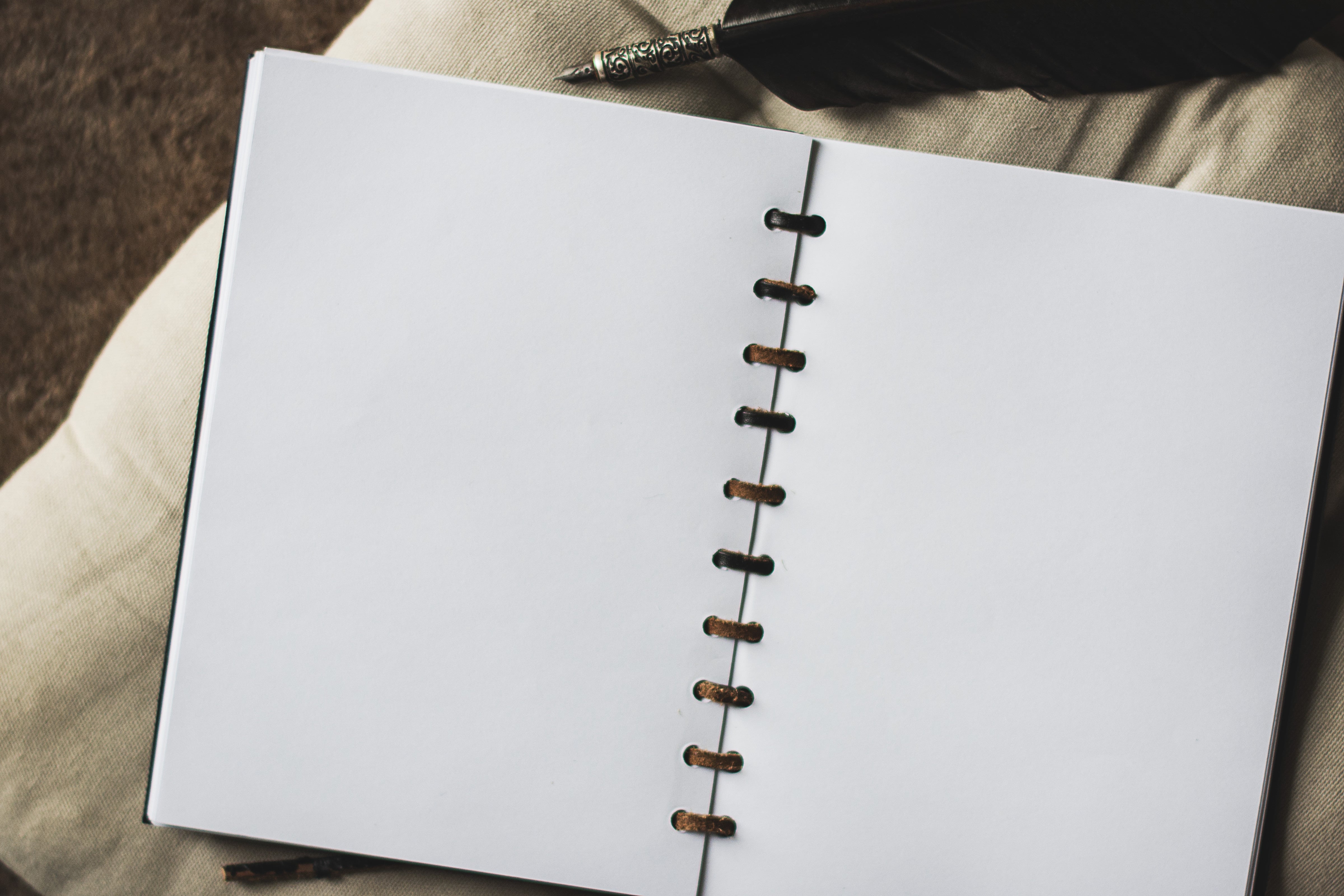 Caderno e caneta.