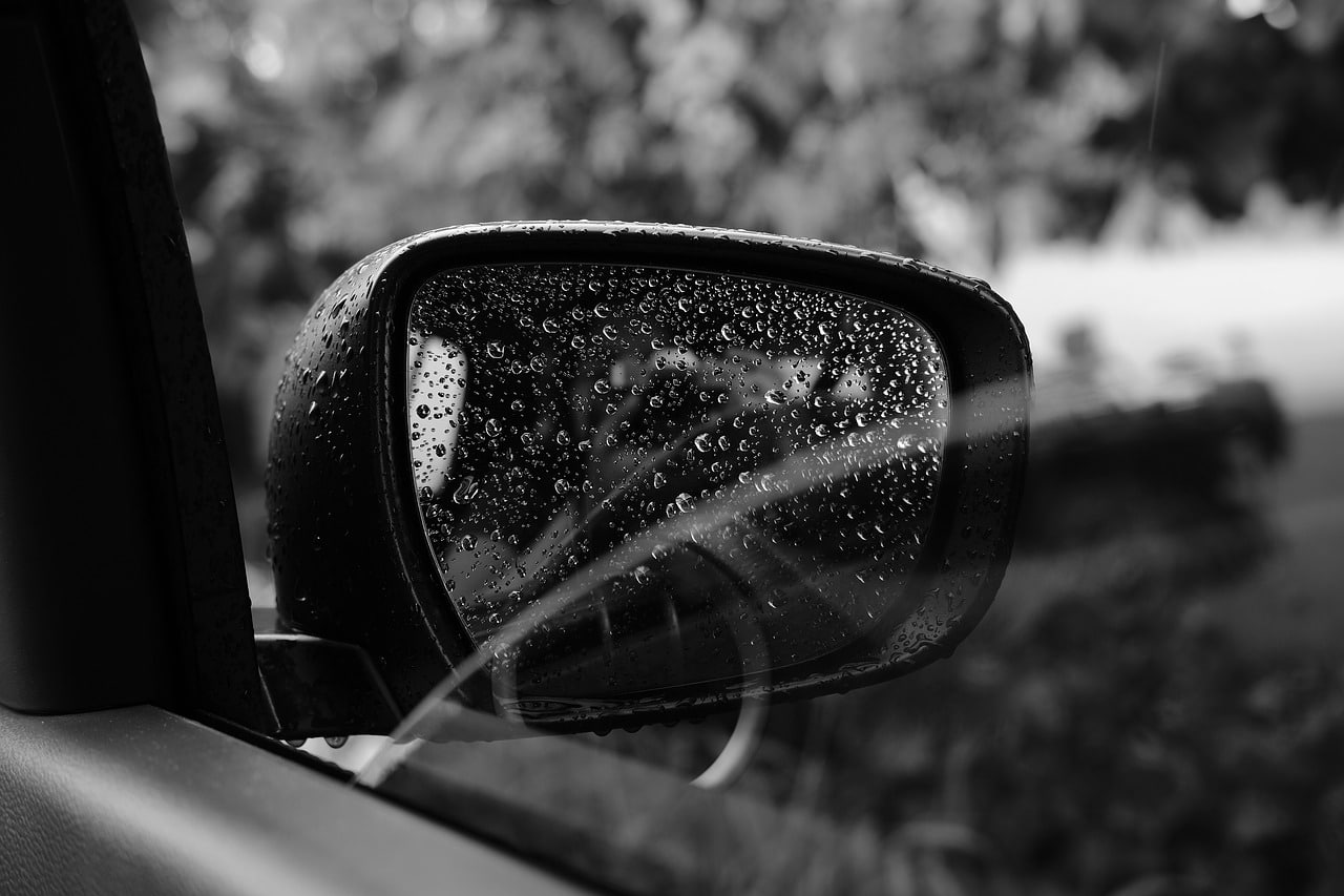 Um retrovisor de um carro preto