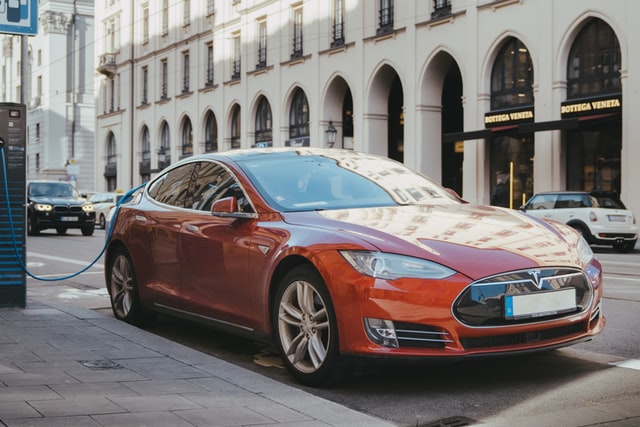 Carro tesla carregando