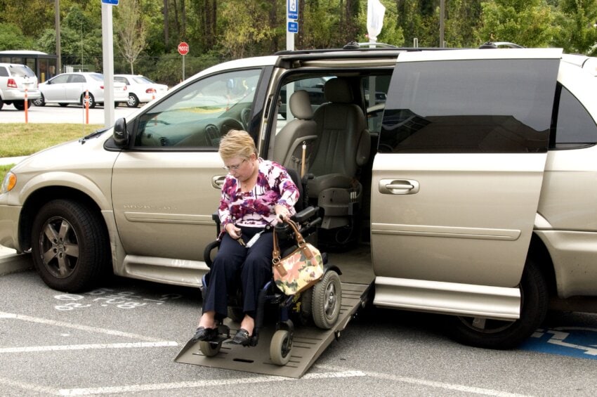 Um carro para pessoa cadeirante com deficiência