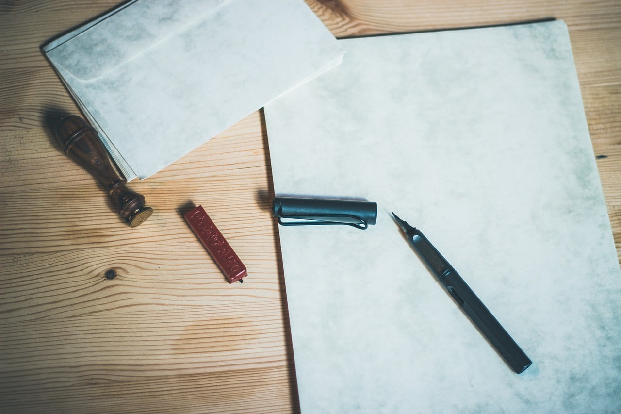 Um papel em branco com lápis para redação de uma carta