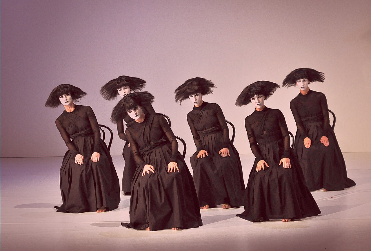 Um grupo de dançarinas profissionais