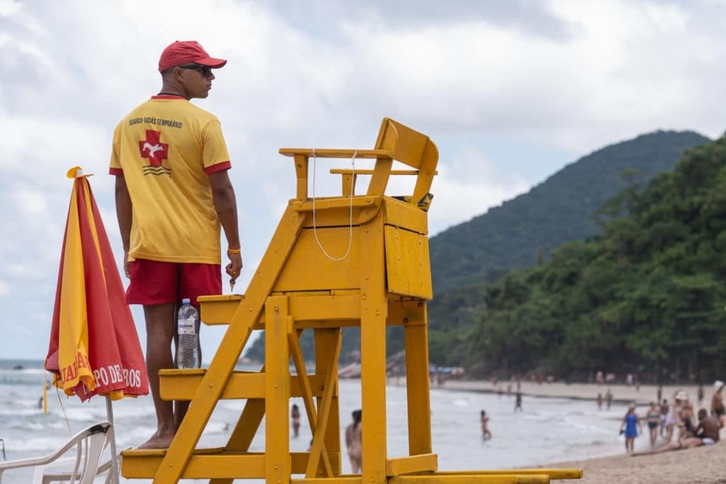 Salva-vidas observa o movimento dos banhistas na praia.