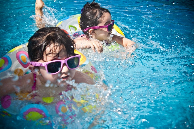 Duas crianças na piscina