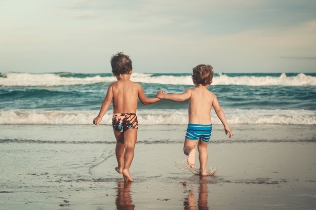 Duas crianças na praia