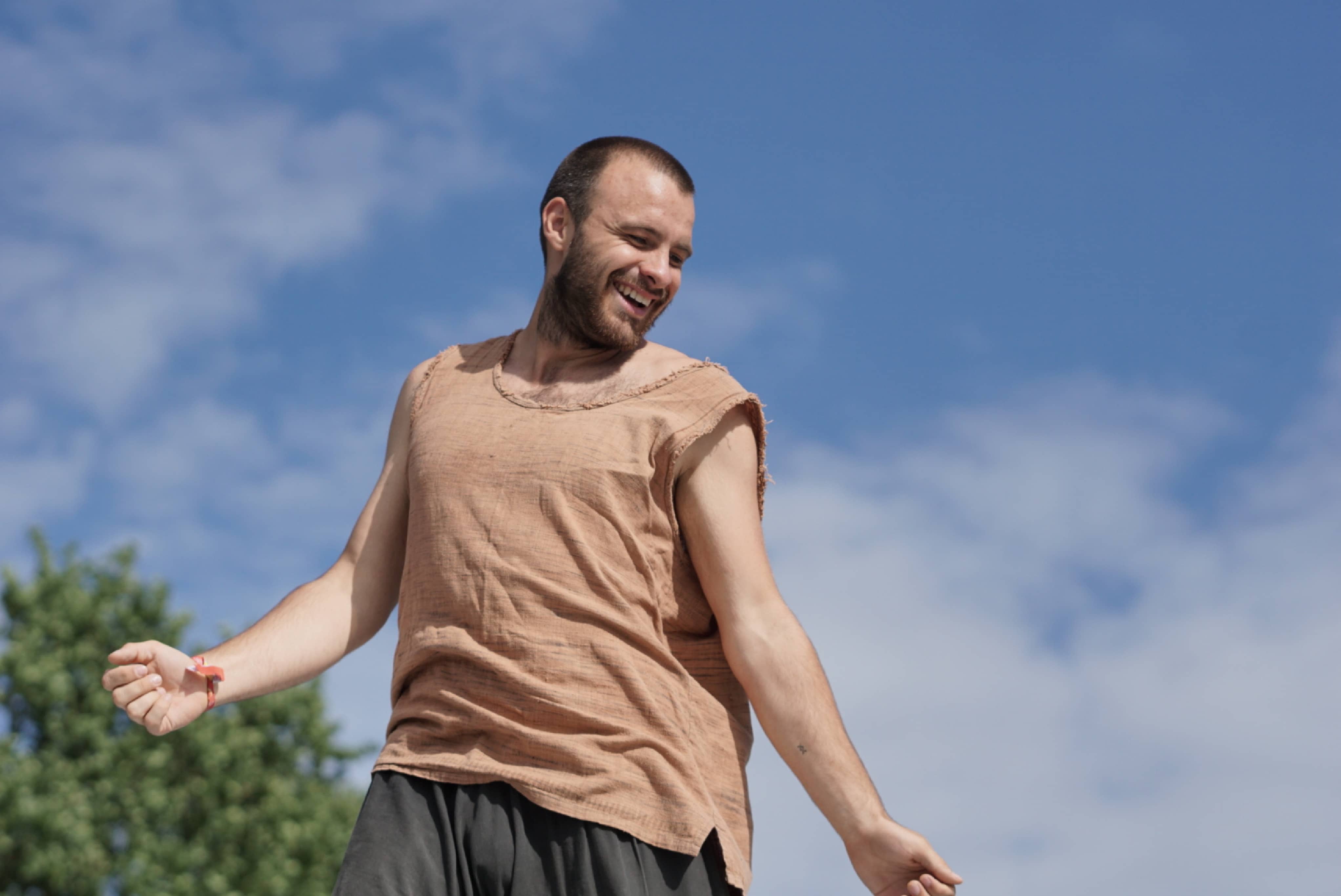 Pessoa dançando sozinha.