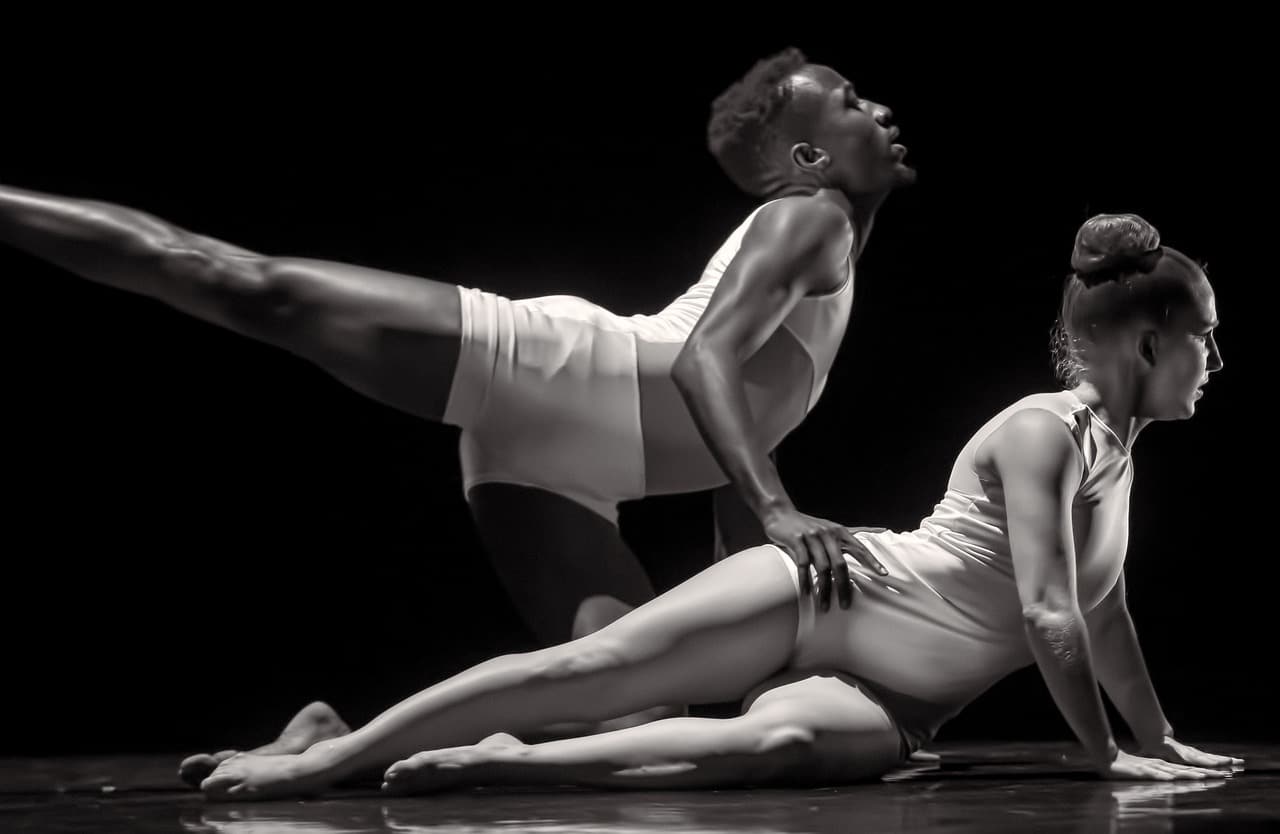 Casal de dançarinos de dança contemporânea