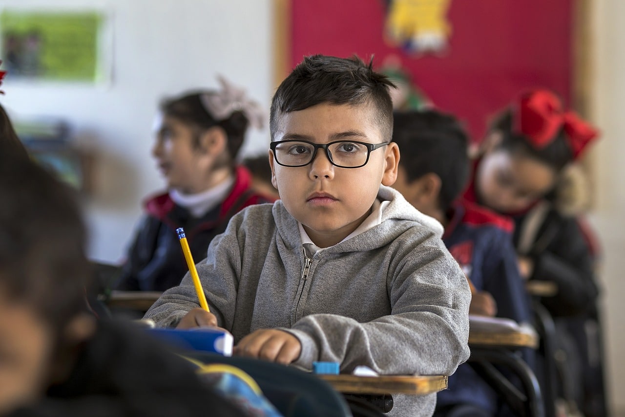 Uma criança estudando em uma sala de aula