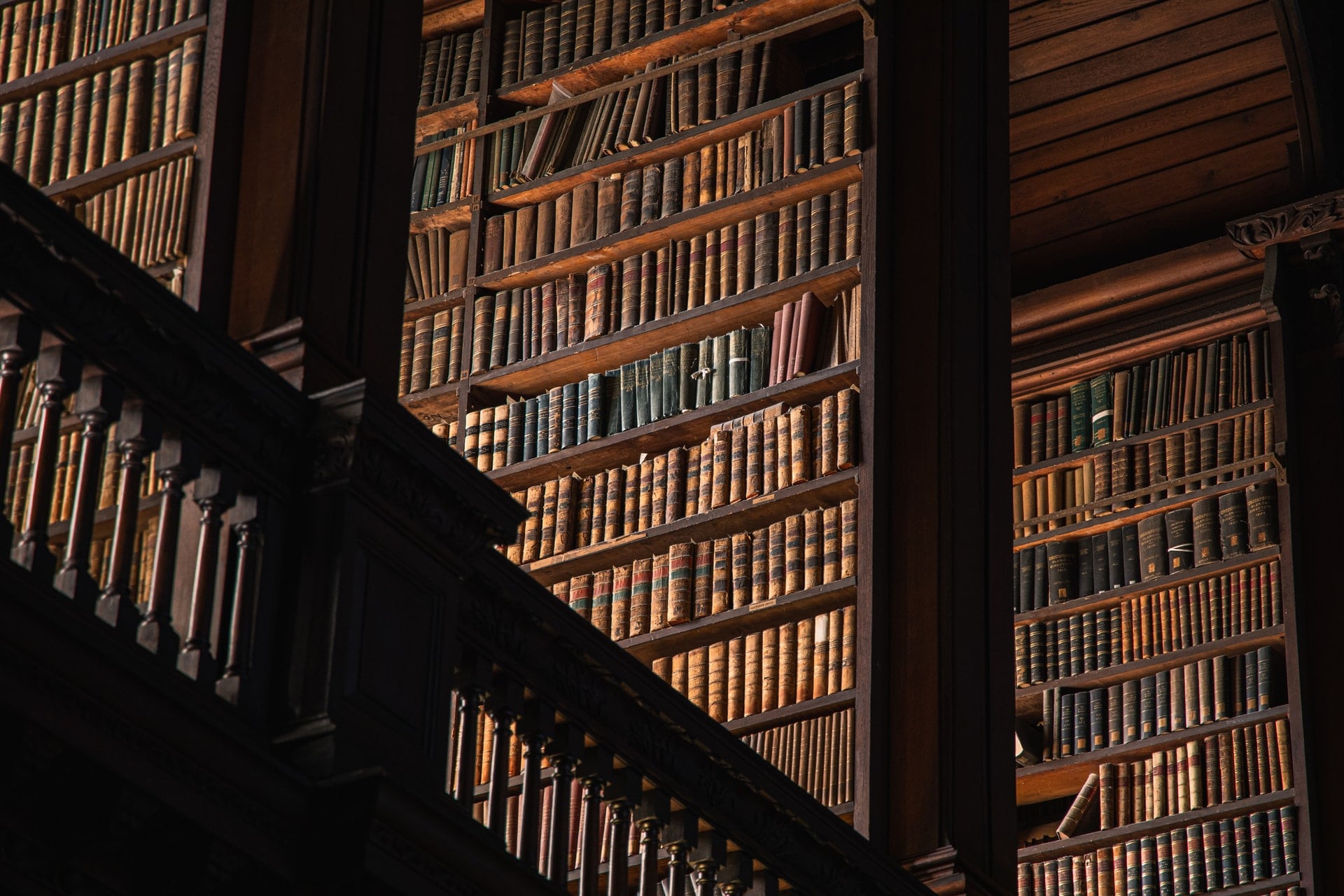 Biblioteca antiga com livros antigos