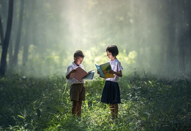Duas criancas lendo livros em uma floresta
