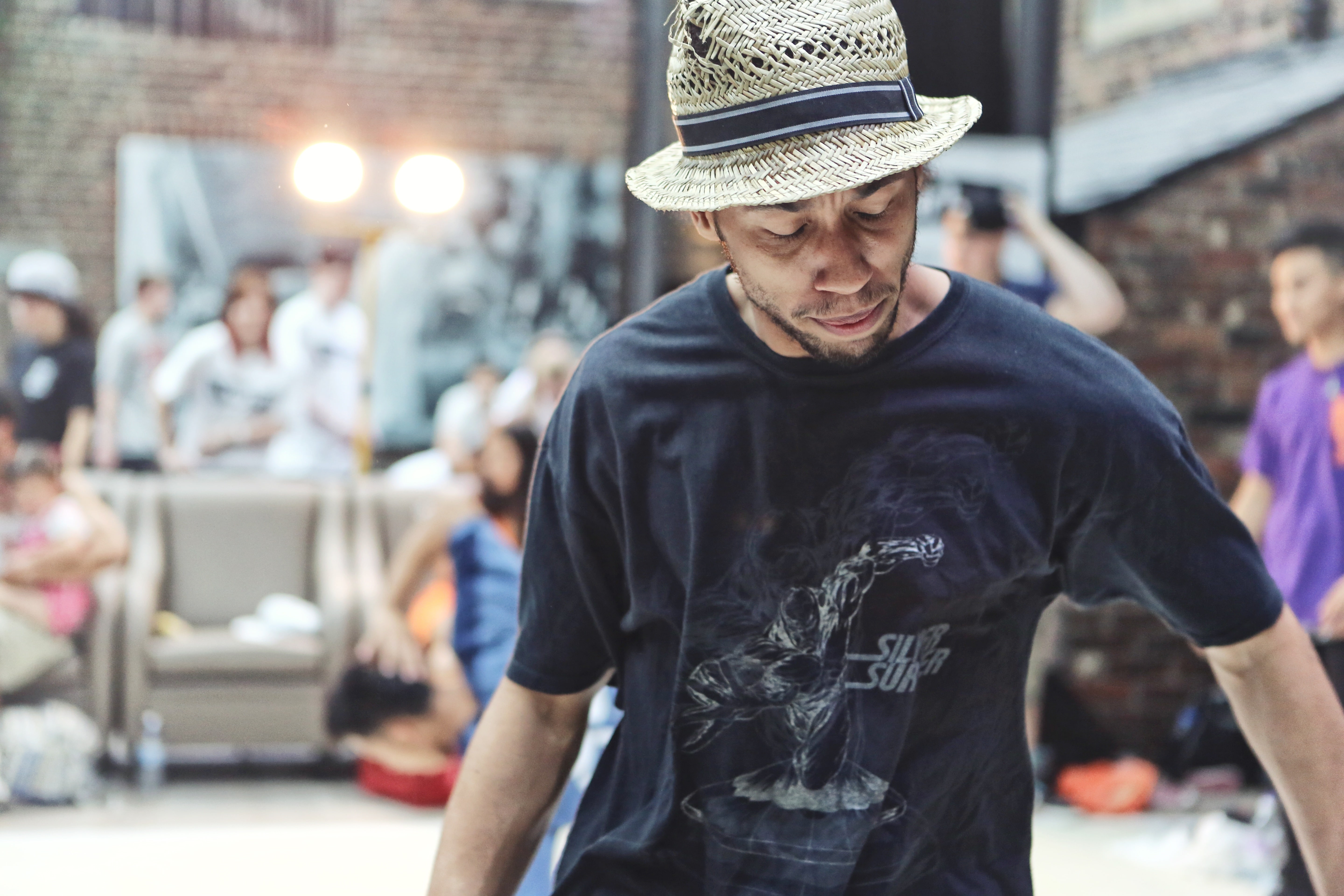 Pessoa dançando com os amigos.