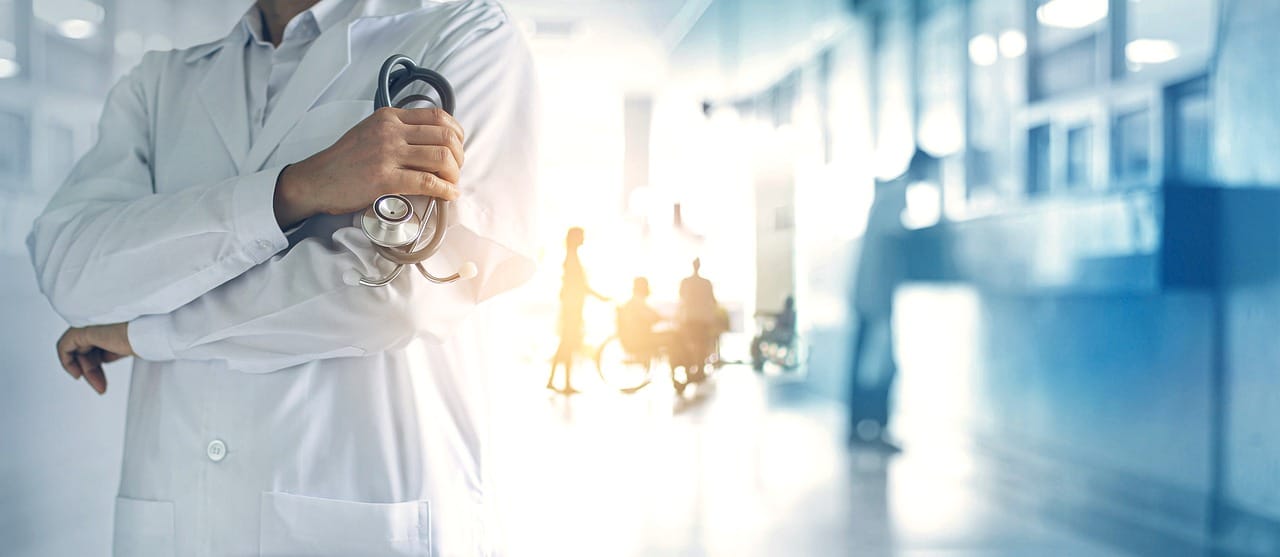 Um médico de jaleco em uma clínica ou hospital