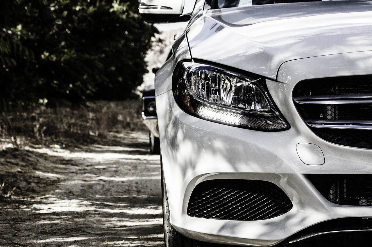 Um carro mercedes benz