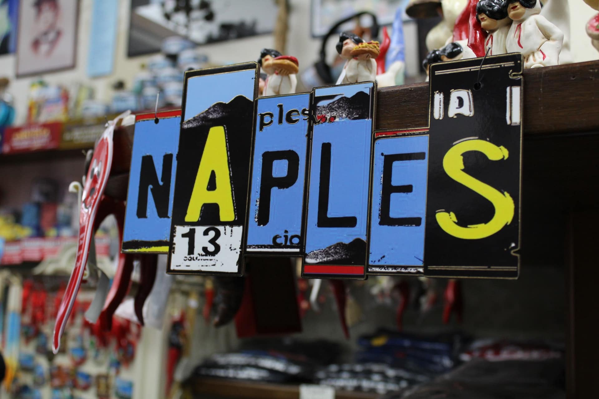 Varias placas formando o nome naples