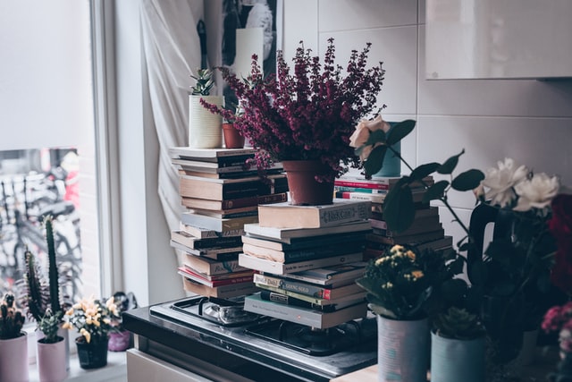 Mesa com livros e flores