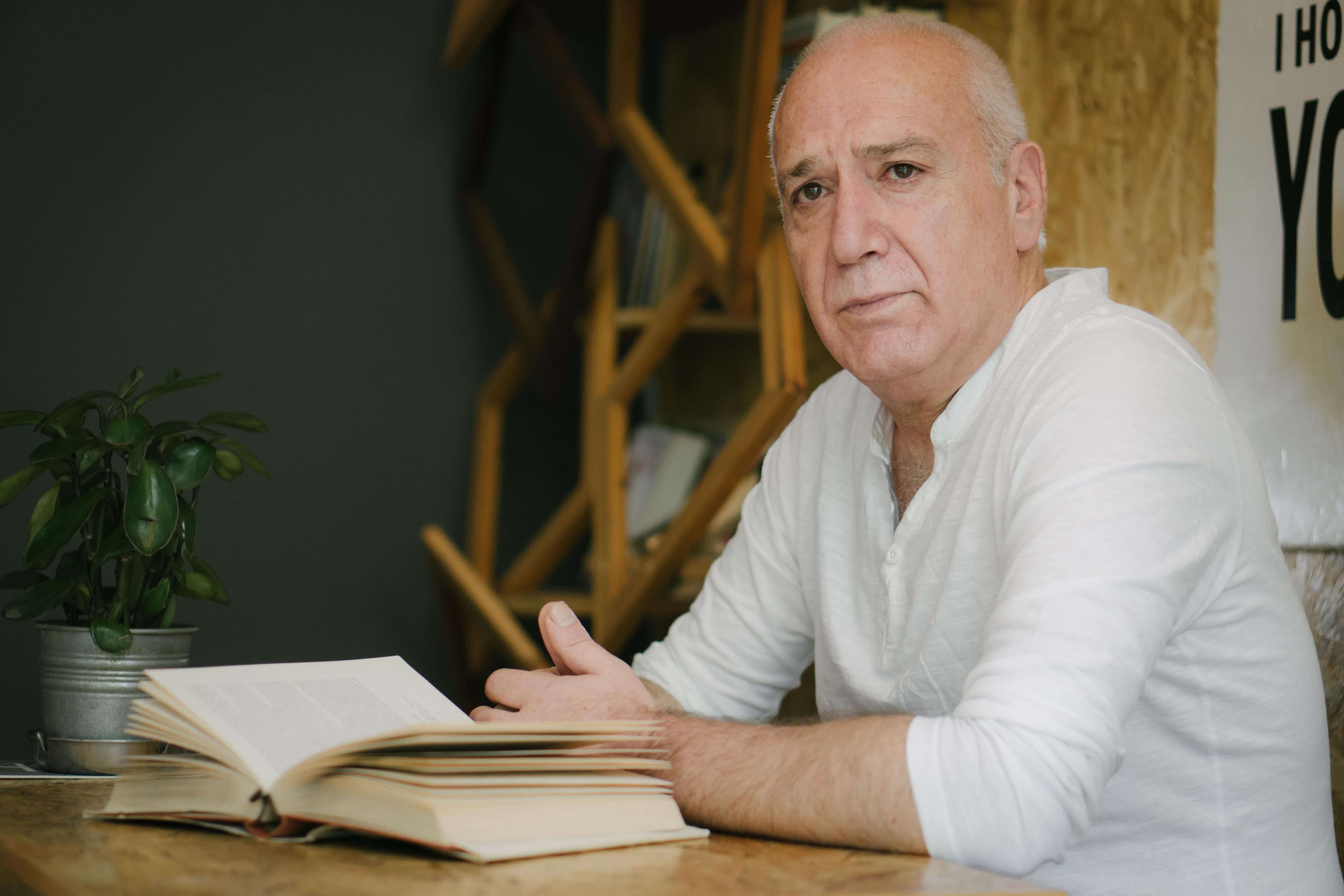 Professor de química na universidade. 