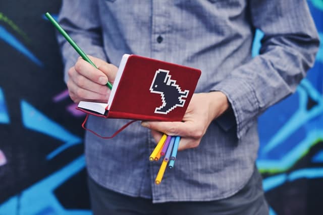 Garoto escreve em caderno