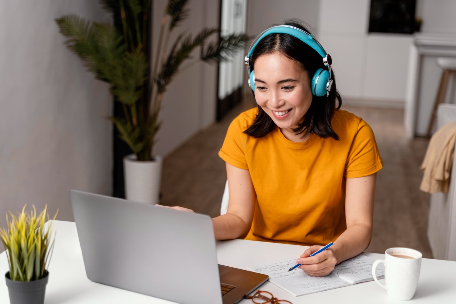 estudante branca com fones de ouvido assistindo aulas pelo pc
