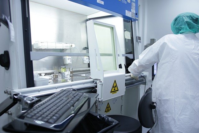 Pessoa em laboratório