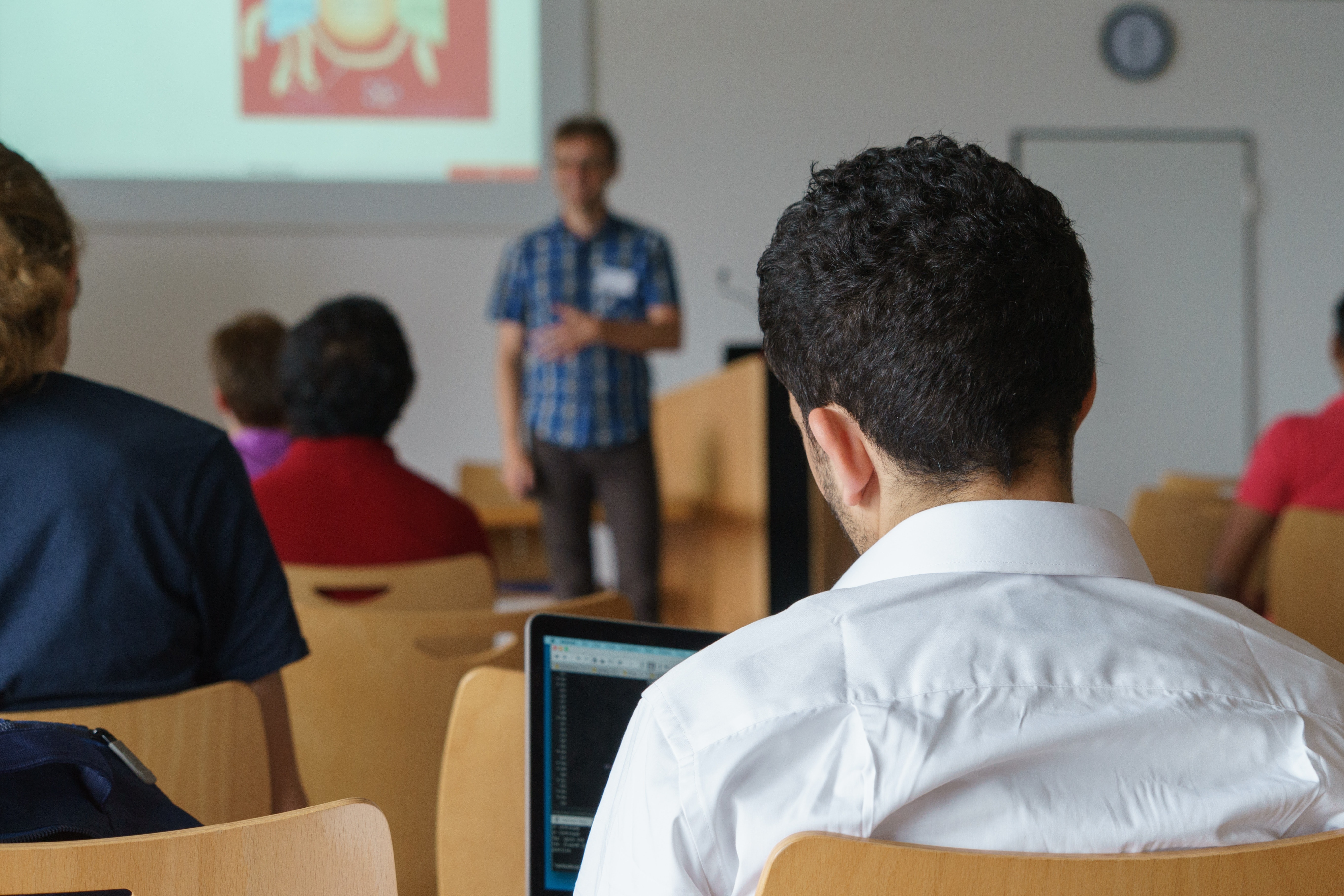 Professor de química na aula. 