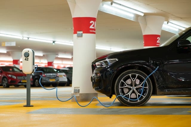 Carro elétrico na garagem