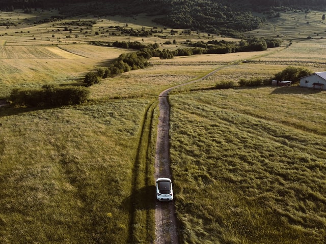 Carro na estrada de terra