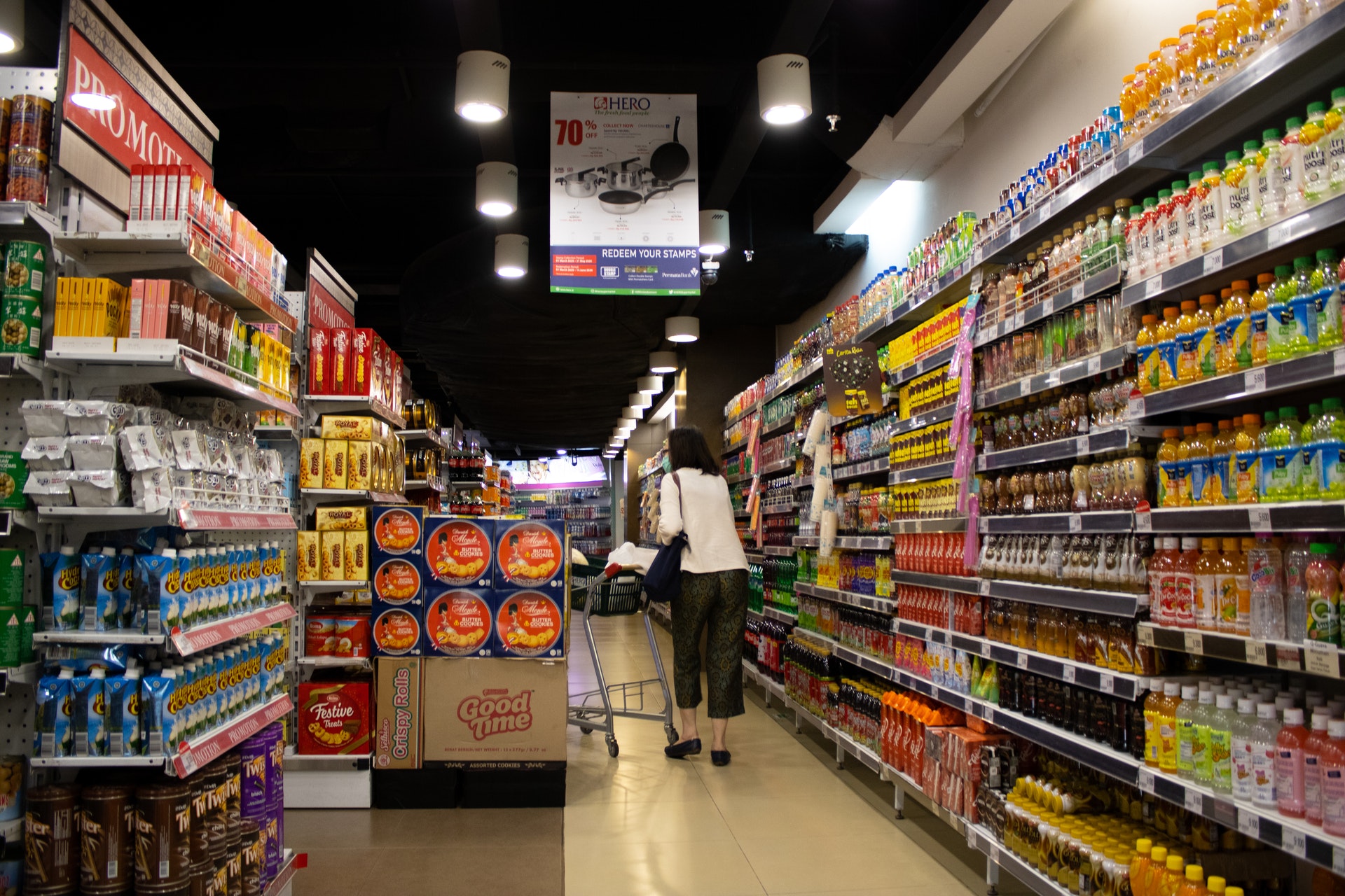 Supermercado com prateleiras