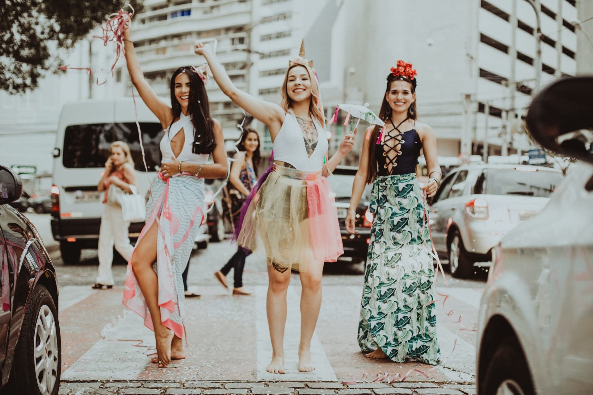 meninas dançando no carnaval de rua